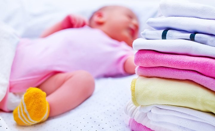 không nên chọn nước xả vải có mùi quá nồng để giặt quần áo cho trẻ sơ sinh